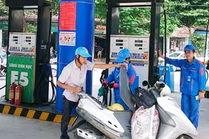 Gallery - Giá xăng giảm, giá hàng hoá dịch vụ vẫn cao - image 1
