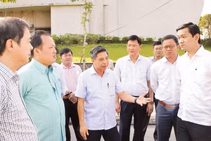 Đồng chí Đồng Văn Thanh (thứ 3 từ trái qua), Phó Bí thư Tỉnh ủy, Chủ tịch UBND tỉnh Hậu Giang kiểm tra tiến độ dự án tại Khu công nghiệp Sông Hậu, huyện Châu Thành.