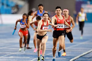 Các VĐV điền kinh Việt Nam nỗ lực thi đấu, đoạt nhiều HCV tại SEA Games 32. (Ảnh DŨNG PHƯƠNG)