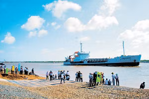 Luồng cho tàu biển trọng tải lớn vào sông Hậu được khai thác hiệu quả sẽ thúc đẩy thông thương bằng đường biển.