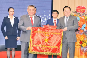 Ủy ban Quản lý vốn nhà nước tại doanh nghiệp tặng cờ đơn vị xuất sắc dẫn đầu phong trào thi đua cho EVNHCMC. Ảnh: EVNHCMC