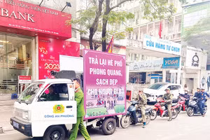 Lực lượng chức năng phường Thành Công, quận Ba Đình ra quân xử lý vi phạm trật tự đô thị.