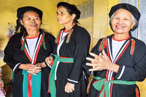Các cụ già dân tộc Sán Dìu hào hứng hát soọng cô. (Ảnh: THÀNH ĐẠT)