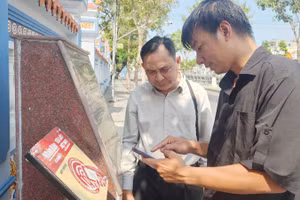 Kỹ sư lắp đặt thiết bị công nghệ hướng dẫn người dân trải nghiệm tại Di tích lịch sử quốc gia Mộ và Đình Nguyễn Trung Trực.