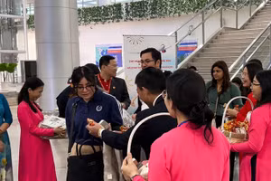 Những vị khách quốc tế đầu tiên đến Thành phố Hồ Chí Minh trong năm 2024.