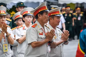 Người cao tuổi viếng Tổng Bí thư Nguyễn Phú Trọng ngày 25/7 tại Hà Nội. (Ảnh: THÀNH ĐẠT)