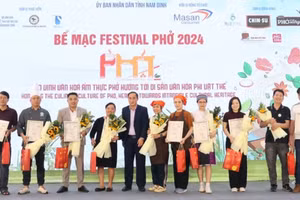 Ban tổ chức trao giấy chứng nhận tham gia Festival Phở 2024 cho đại diện các thương hiệu phở trên cả nước. 