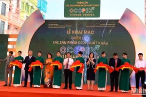 Cắt băng khai mạc Triển lãm các sản phẩm OCOP xuất khẩu (VIETNAM OCOPEX).