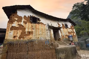 Ngôi nhà cổ Há Súng ngày càng xuống cấp theo thời gian. (Ảnh: VŨ LINH) 