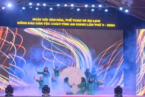 Các nghệ sĩ Chăm biễu diễn nghệ thuật văn hóa Chăm