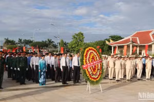 Các đại biểu tưởng niệm các Anh hùng liệt sĩ.