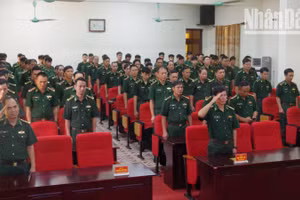 Cán bộ, chiến sĩ Bộ Chỉ huy Bộ đội Biên phòng tỉnh Sơn La kính cẩn nghiêng mình trong phút mặc niệm Tổng Bí thư Nguyễn Phú Trọng.