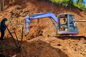 Huyện Bắc Yên chỉ đạo các lực lượng hỗ trợ, khắc phục sạt lở tại khu vực bản Ọ, xã Tạ Khoa, huyện Bắc Yên. (Ảnh: Người dân cung cấp)