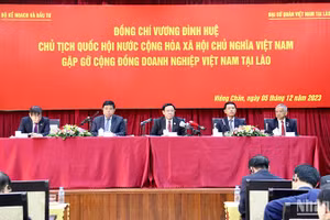 Chủ tịch Quốc hội Vương Đình Huệ; Phó Thủ tướng, Bộ trưởng Ngoại giao Lào Saleumxay Kommasith; Phó Chủ tịch Quốc hội Lào Xommat Phonsena; Bộ trưởng Kế hoạch và Đầu tư Nguyễn Chí Dũng; Đại sứ Việt Nam tại Lào Nguyễn Bá Hùng tại cuộc gặp mặt cộng đồng doanh nghiệp Việt Nam tại Lào. (Ảnh: Hải Tiến)