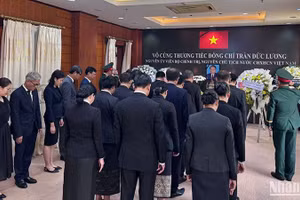Các đoàn thành kính dâng hương, hoa tưởng niệm nguyên Chủ tịch nước Trần Đức Lương. (Ảnh: Cộng tác viên)