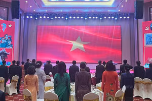 Các đại biểu thực hiện nghi lễ chào cờ tại sự kiện. (Ảnh: TRỊNH DŨNG)