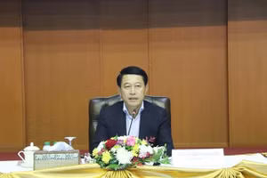 Phó Thủ tướng, Bộ trưởng Ngoại giao Lào Saleumxay Kommasith chủ trì cuộc họp về công tác chuẩn bị tổ chức Hội nghị. Ảnh: Báo Pasaxon
