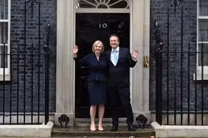 Thủ tướng Anh Liz Truss và Phu quân Hugh O’Leary tại số 10 phố Downing. (Ảnh: EPA) 
