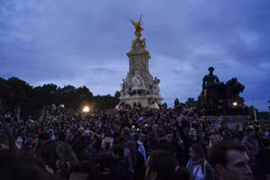 Khung cảnh bên ngoài Cung điện Buckingham sau khi Nữ hoàng băng hà. (Ảnh: Reuters)
