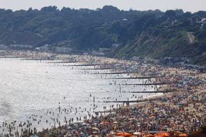Người dân đổ về bãi biển Bournemouth, Anh, để giải nhiệt trong thời tiết nắng nóng cao điểm của tháng 6/2022. (Ảnh: Reuters)