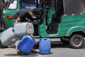 Giá dầu diesel sẽ giảm 20 rupee/lít và giá mới sẽ là 440 rupee. (Ảnh: Reuters)