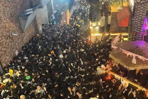 Con hẻm nhỏ và dốc chật cứng người tham gia lễ Halloween tại Seoul, ngày 29/10/2022. (Ảnh: Yonhap)