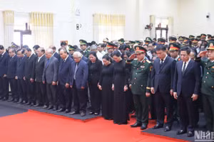 Các đại biểu dành một phút mặc niệm tưởng nhớ nguyên Chủ tịch nước Trần Đức Lương.