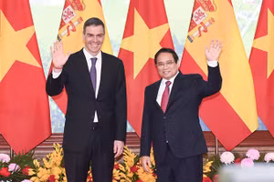 Thủ tướng Phạm Minh Chính và Thủ tướng Tây Ban Nha Pedro Sanchez. (Ảnh: TRẦN HẢI) 