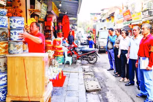 Ban Chỉ đạo 197 phường Hàng Gai (Hoàn Kiếm) tuyên truyền, vận động các hộ dân trên tuyến phố Hàng Quạt không kinh doanh lấn chiếm vỉa hè, lòng đường. (Ảnh: CÔNG THỌ) 