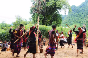 Người dân hát múa trong lễ hội mừng cơm mới của đồng bào Bru-Vân Kiều.