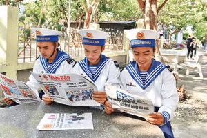 Các chiến sĩ trên đảo Trường Sa (Khánh Hòa) đọc Báo Nhân Dân. Ảnh: ĐĂNG KHOA