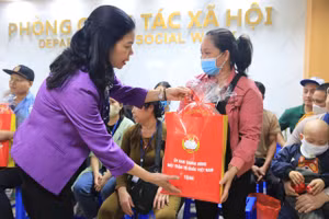 Lãnh đạo Mặt trận Tổ quốc Việt Nam thành phố Hà Nội trao quà tại Bệnh viện K.