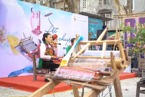 Cô Kao Thị Sơn giới thiệu thổ cẩm của người Mường, tại sự kiện "Dệt nên câu chuyện mình", tháng 1/2021. (Ảnh: Minh Đức)