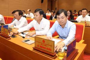 Các đại biểu bấm nút thông qua Nghị quyết hỗ trợ khôi phục sản xuất bị ảnh hưởng của cơn bão Yagi.