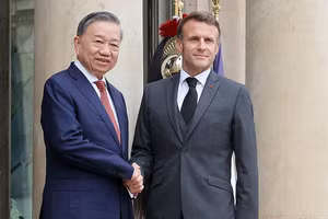 Tổng thống Pháp Emmanuel Macron đón Tổng Bí thư, Chủ tịch nước Tô Lâm. (Ảnh TTXVN)
