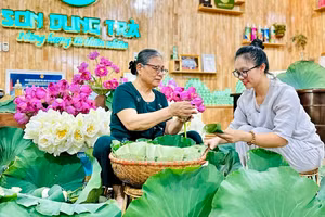 Sản xuất trà sen tại Hợp tác xã trà Sơn Dung (tỉnh Thái Nguyên).