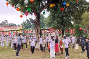 Trò chơi Đố thơ tại Cây thơ trong Ngày thơ Việt Nam lần thứ 21 tại Hoàng thành Thăng Long thu hút đông đảo giới trẻ tham gia. (Ảnh: Việt Khôi)