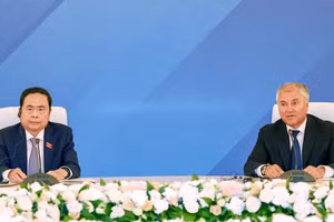 Chủ tịch Quốc hội Trần Thanh Mẫn và Chủ tịch Duma Quốc gia, Quốc hội Liên bang Nga Vyacheslav Viktorovich Volodin đồng chủ trì phiên họp. (Ảnh TTXVN) 