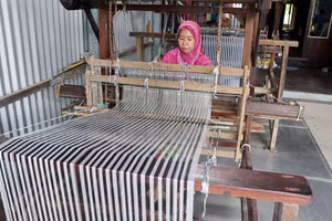Dệt thổ cẩm ở làng Chăm Châu Phong.