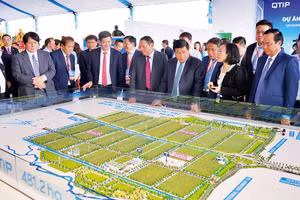 Lãnh đạo Trung ương và tỉnh Quảng Trị cùng các đại biểu trong ngày khởi công khu công nghiệp Quảng Trị ở huyện Hải Lăng.
