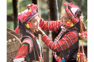 Phụ nữ La Hủ duyên dáng, sặc sỡ trong trang phục truyền thống.