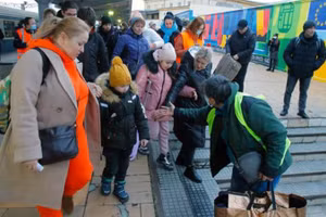 Người tị nạn từ Ukraine tới ga tàu hỏa ở Bucharest, Romania, ngày 7/3/2022. (Ảnh: THX/ TTXVN)