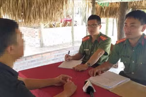 Một nạn nhân kể lại sự việc khi bị lừa sang Campuchia. (Ảnh Cơ quan Công an cung cấp)