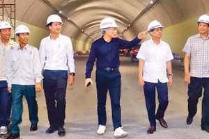 Chủ tịch Ủy ban nhân dân tỉnh Khánh Hòa Nguyễn Tấn Tuân (thứ hai từ phải sang) kiểm tra công tác chuẩn bị cho lễ khánh thành đường cao tốc Nha Trang-Cam Lâm.