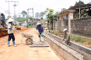Người dân xã Sơn Phú, huyện Định Hóa góp ngày công mở rộng đường giao thông.