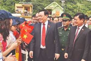 Chủ tịch Quốc hội Vương Đình Huệ với thầy và trò Trường THPT Kỳ Sơn, tỉnh Nghệ An.