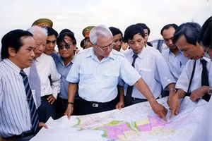 Thủ tướng Võ Văn Kiệt xem xét quy hoạch tổng thể xây dựng thành phố Vạn Tường, huyện Bình Sơn (Quảng Ngãi) phục vụ dự án xây dựng nhà máy lọc Dung Quất (tháng 7/1995). (Ảnh: VNE/TTXVN) 