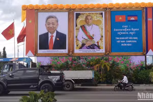 Ảnh chân dung Chủ tịch nước Tô Lâm và Quốc vương Preah Bat Samdech Preah Boromneath Norodom Sihamoni trên một đường phố ở Thủ đô Phnom Penh. (Ảnh: NGUYỄN HIỆP)