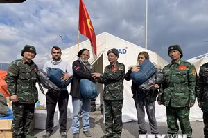 Người dân làng Gorentas, tỉnh Hatay đến nhận hàng hỗ trợ của đoàn cứu hộ . (Ảnh: Hải Linh/TTXVN)