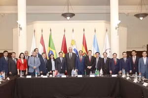 Chủ tịch Quốc hội Vương Đình Huệ và ông Gustavo Penades (bên phải), Chủ tịch Nghị viện Mercosur với đại biểu. (Ảnh: Doãn Tấn/TTXVN) 